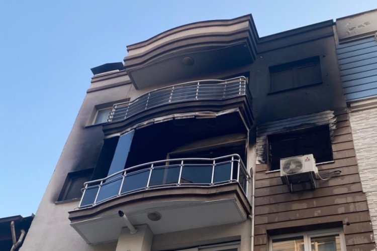 Alevlerin yükseldiği ev kullanılamaz hale geldi