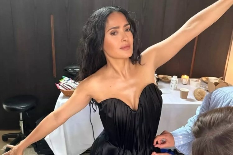 Salma Hayek'ten bikinili dans performansı