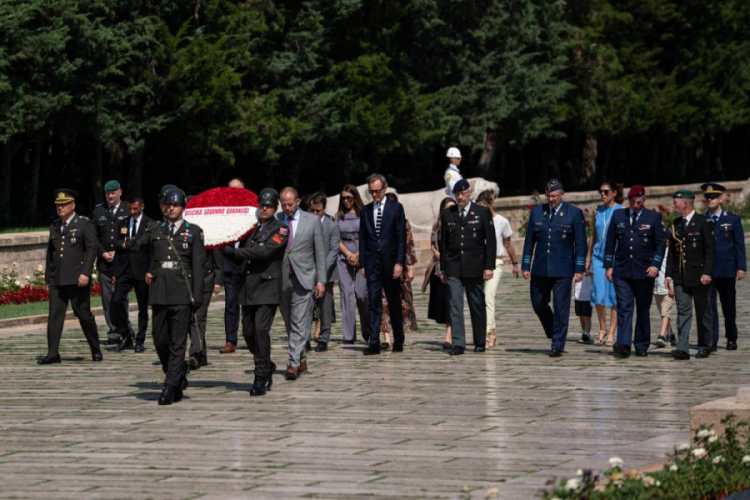 Belçikalı Bakan Francken'in Anıtkabir ziyaretinden flaş görüntü! Sosyal medyada gündem oldu...
