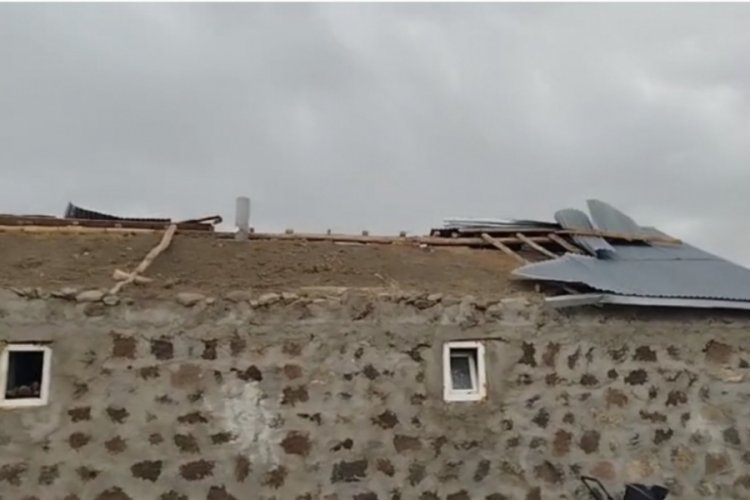 Malazgirt'te etkili olan fırtına ev ve ahırların çatısını uçurdu