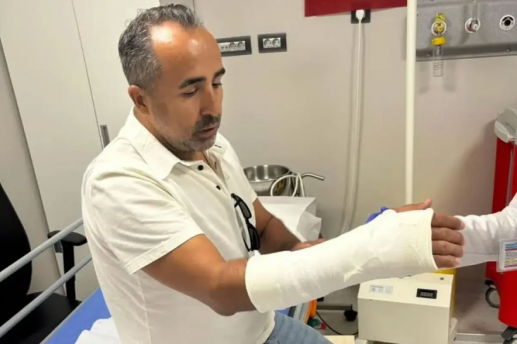 Yıldız futbolcunun çektiği şut kolunu kırdı 