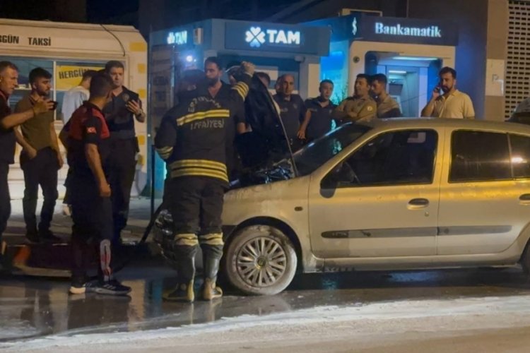 Erzincan'da gece saatlerinde korkutan araç yangını