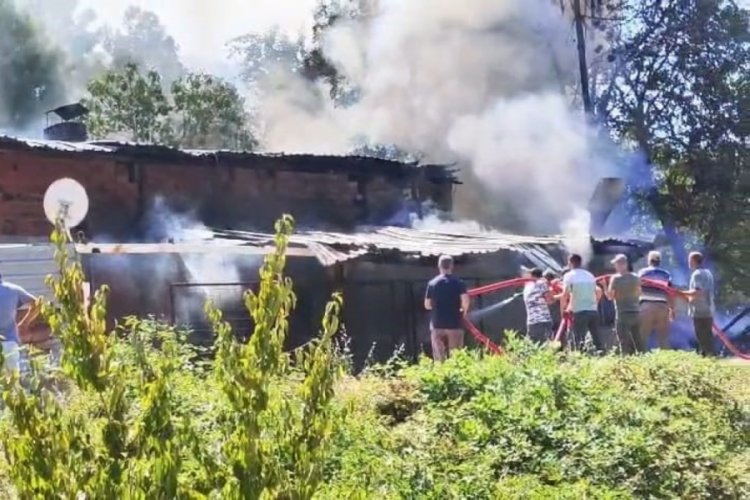 Bursa'da alevler arasında uyuyordu: Komşular kurtardı