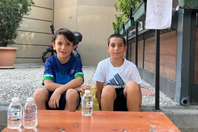 İki arkadaş oyuncak alma hayaliyle su satıyor