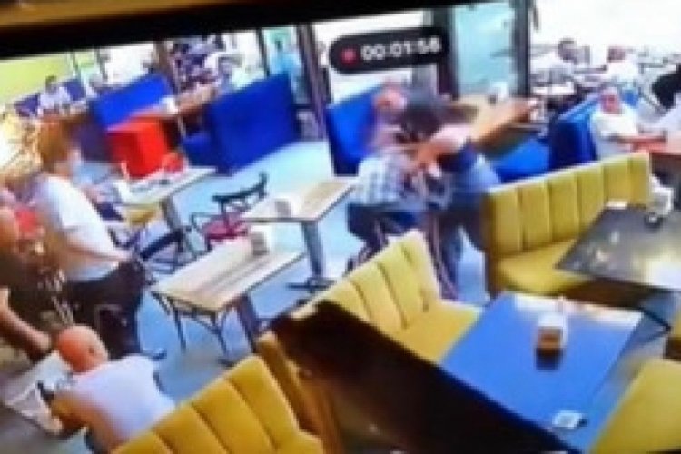 Tokat attığı kadın garsondan dayak yedi