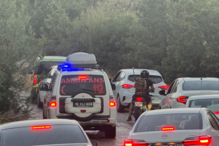 Bursa'da yangın bölgesine girişler yoğunluktan kapandı