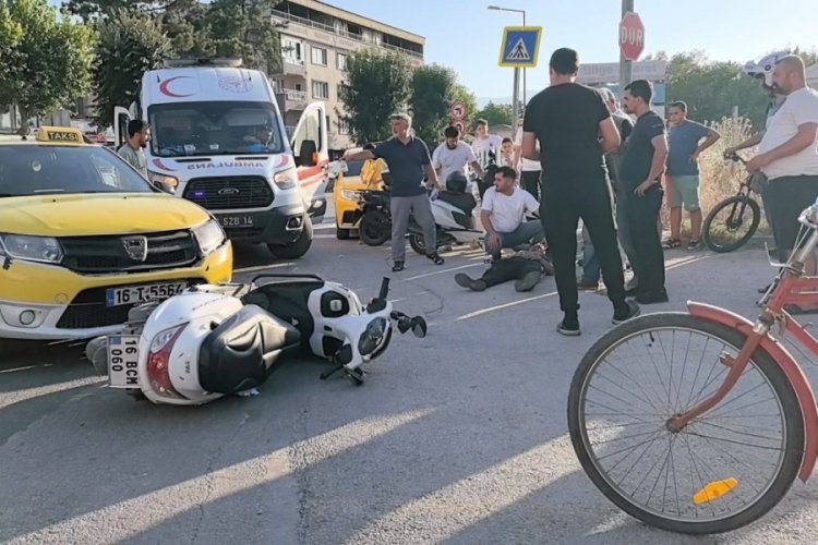 Bursa'da taksiyle çarpışan motosiklet sürücüsü yaralandı