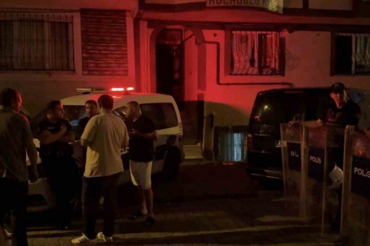 Komşu kavgasında kan aktı: 1 kişi göğsünden bıçaklandı