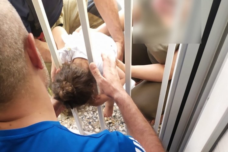 Balkon demirlerine sıkışan 1 yaşındaki bebeği sağlık ekipleri kurtardı