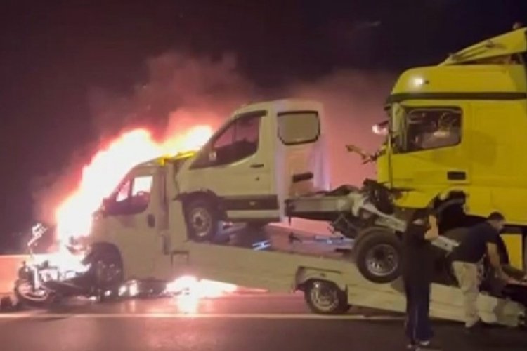 Motosiklet ve çekiciye tır çarptı! Ortalık savaş alanına döndü...