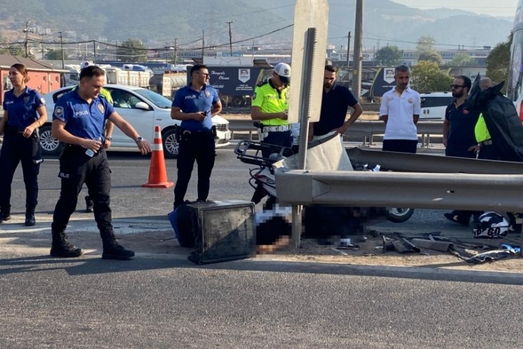 Bariyerlere çarpan motosikletli feci şekilde can verdi!