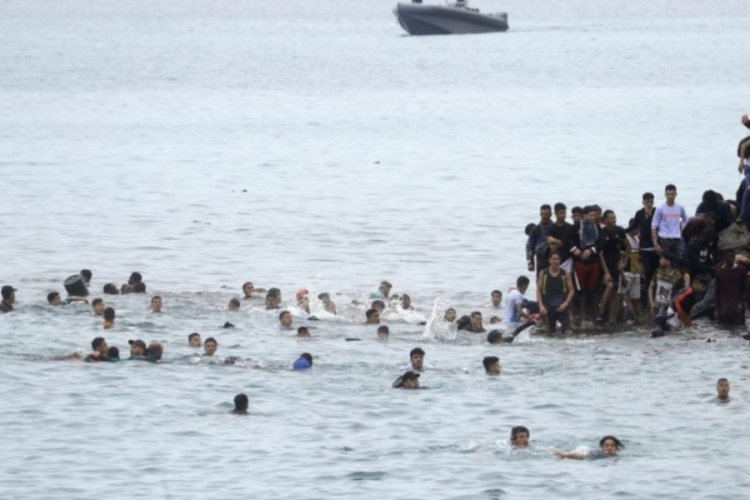 84 kişi yüzerek bir ülkeden diğer ülkeye gitti!