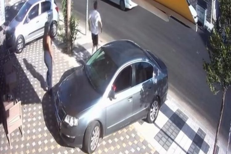 Araçta bırakılan çocuk, el frenini indirdi