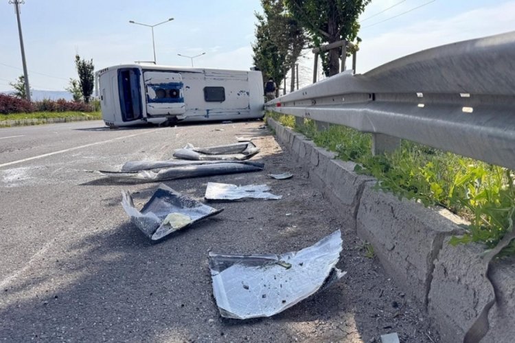 Erzurum'da askeri personel servisi devrildi: 13 yaralı