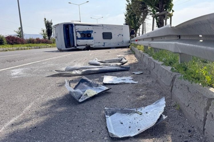 Askeri personel servisi devrildi: 13 yaralı