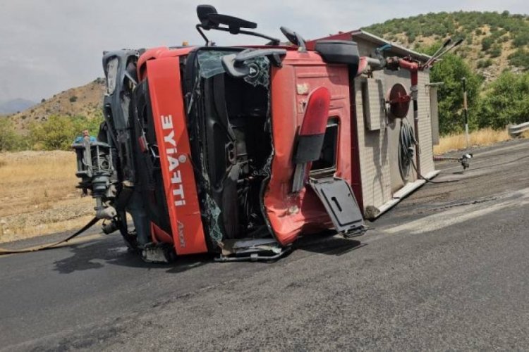 Yangına giden itfaiye aracı devrildi: 1 itfaiye eri hayatını kaybetti, 2 yaralı