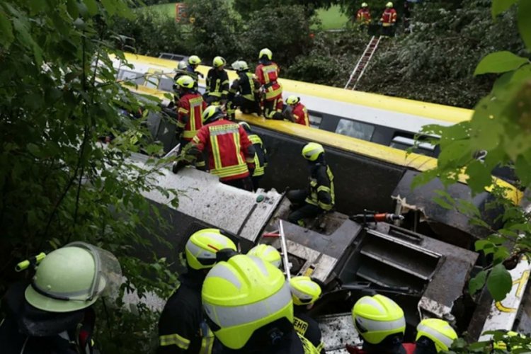 Almanya'da tren kazası: 3 ölü, 41 yaralı 