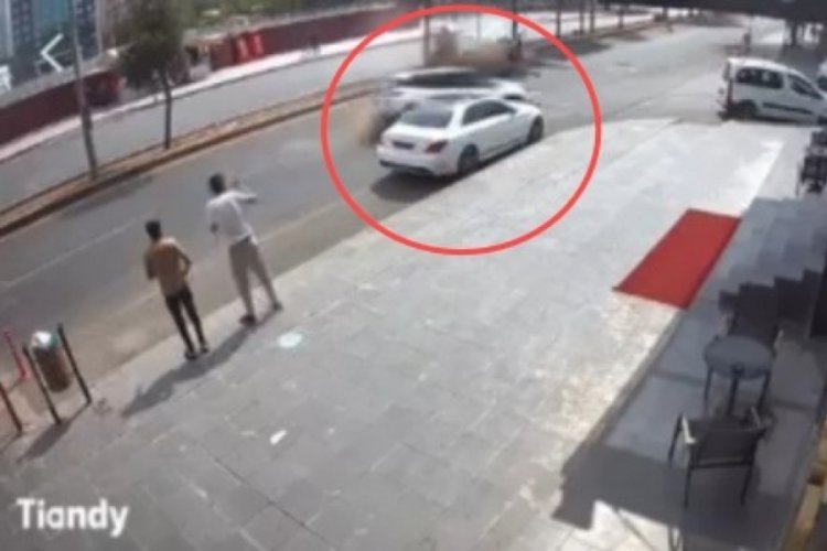 Cipe çarpan taksinin takla attığı kaza kamerada