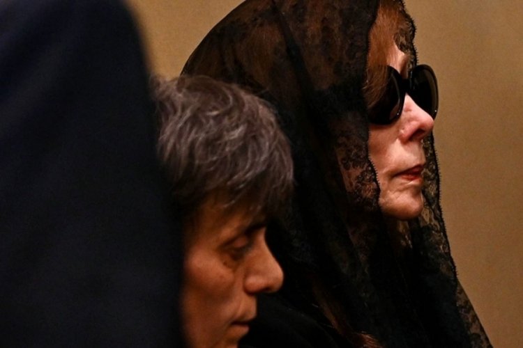 Dünyaca ünlü şarkıcı oğlunu son yolculuğuna uğurladı