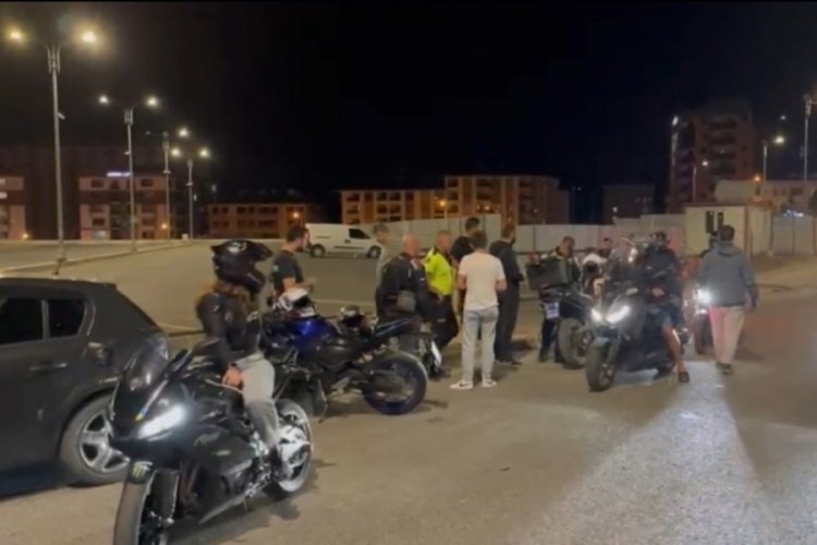 Akrobasi hareketleri yapan motosikletliler sivil trafik ekiplerine takıldı