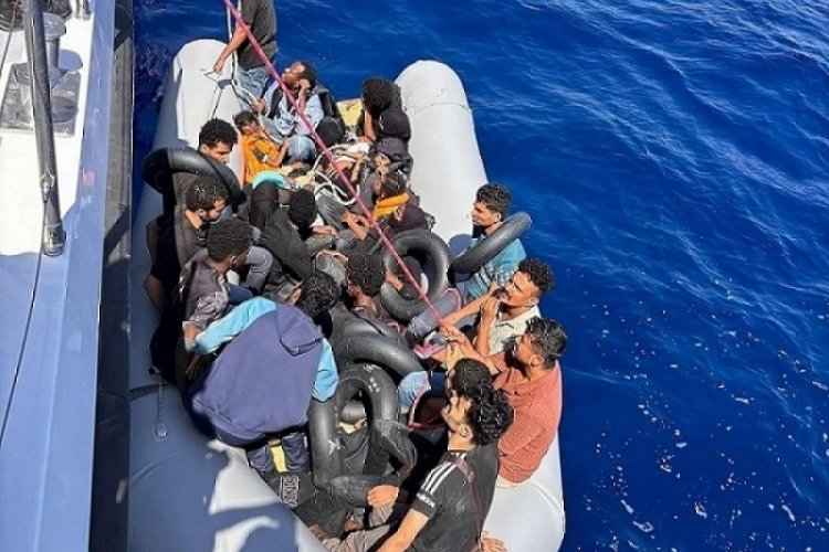 Kuşadası açıklarında 22 düzensiz göçmen kurtarıldı