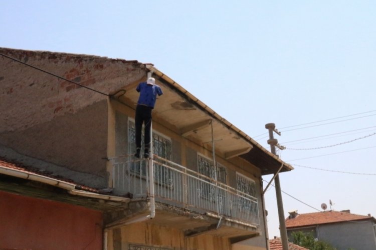 Evin balkonuna cansız manken asıldı, görenler ilk bakışta ceset sandı