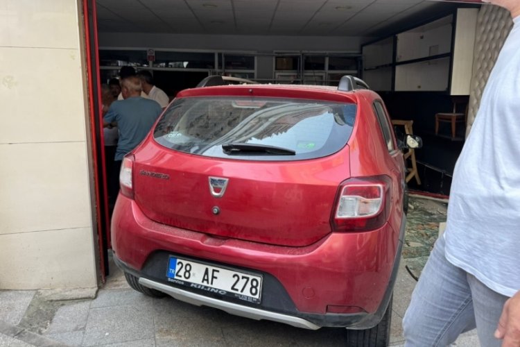 Otomobil dükkana girdi!