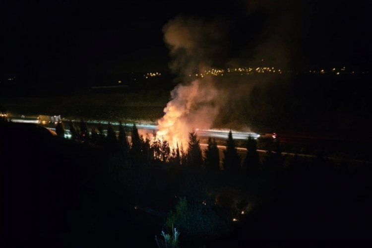 Balıkesir'de otoyolda tır yandı, yangın ormanlık alana sıçradı