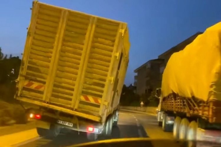 Bursa trafiğine tehlike saçan kamyon!