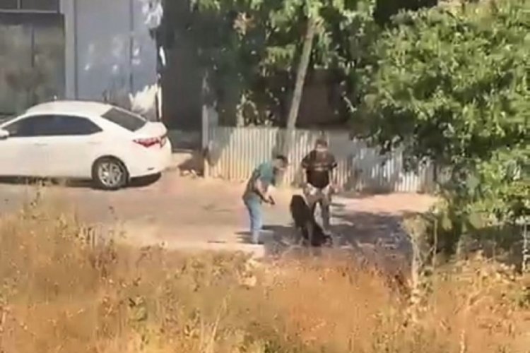 Eski sevgilisinin başına silah dayayıp darp etti