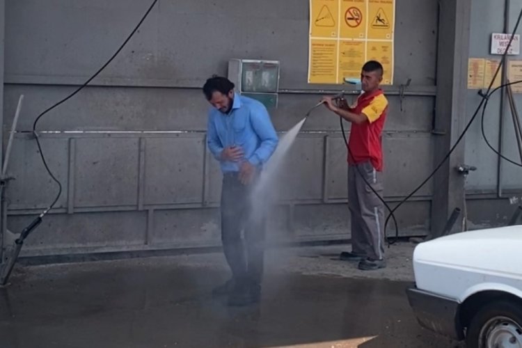 Sıcaktan kurtulmak için görülmemiş yönteme başvurdu!