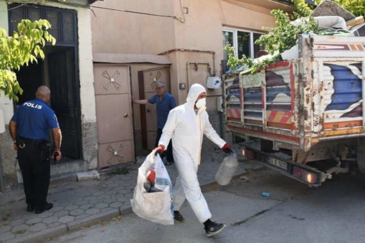 Apartman dairesinden 2,6 ton çöp çıkarıldı