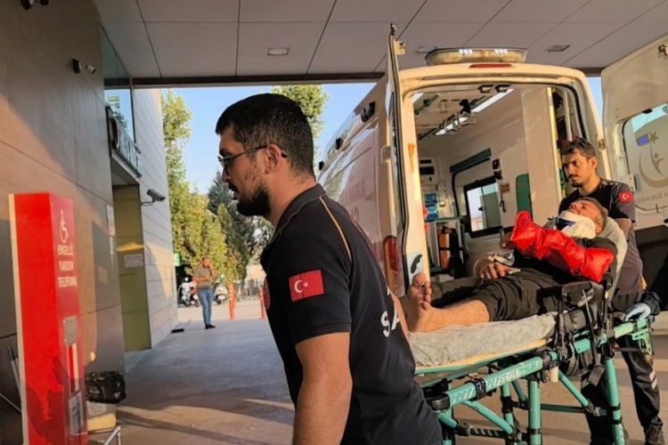 Bursa'da kamyon ile kamyonetin karıştığı kazada 1 kişi yaralandı