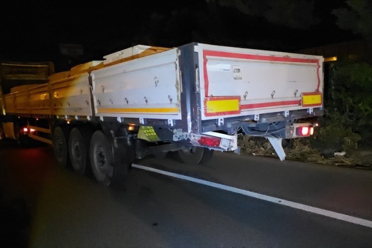 Bursa'da tıra çarpan hafif ticari araçtaki 2 kişi ağır yaralandı