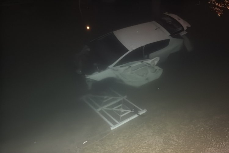 Otomobil sulama kanalına düştü: 3 yaralı