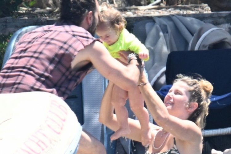 Burcu Biricik eşi ve kızı ile tatilde