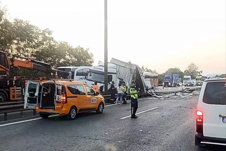 Yol 1 saat kapalı kaldı