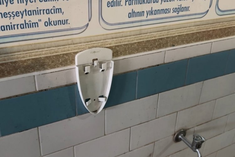 Caminin sabunluklarını çaldı, kayıplara karıştı