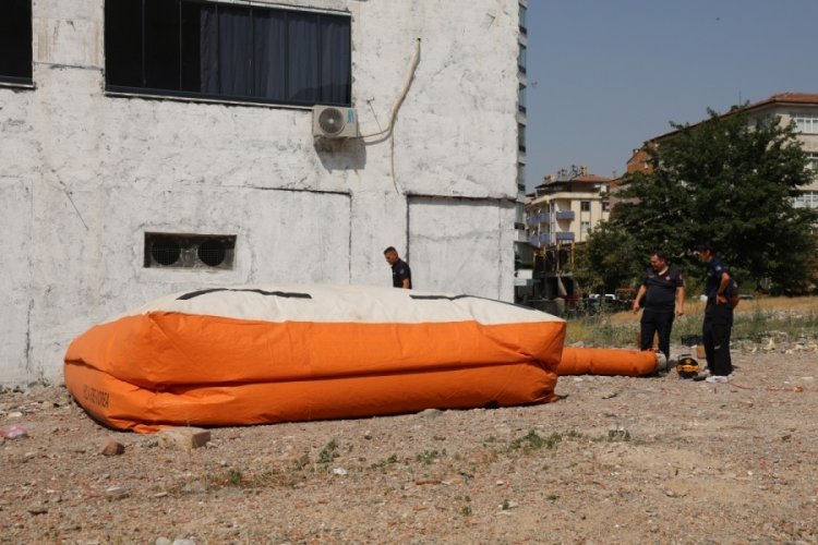 Balkona çıkıp atlamak istedi, polis ekiplerince ikna edildi