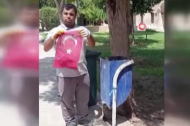 İşçinin bayrak hassasiyeti ile gönüllere girdi