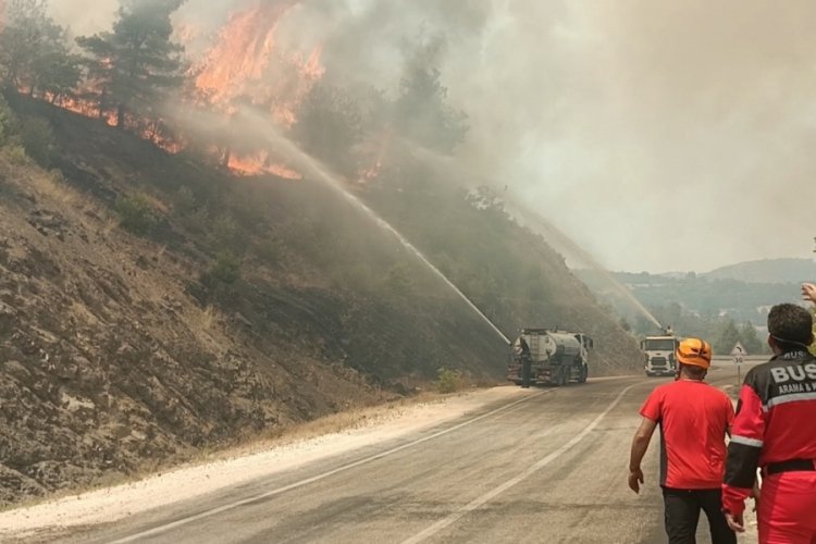 Bursa'daki yangında muhabirlerin zor anları kamerada