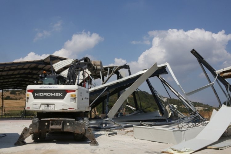 Yolçatı Mahallesi'nde kaçak iş yeri yıkıldı