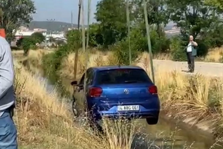 Sulama kanalına uçan otomobil, vinçle çıkarıldı