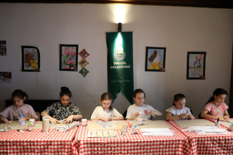 Çocuklar sanat atölyelerinde hem eğleniyor hem öğreniyor