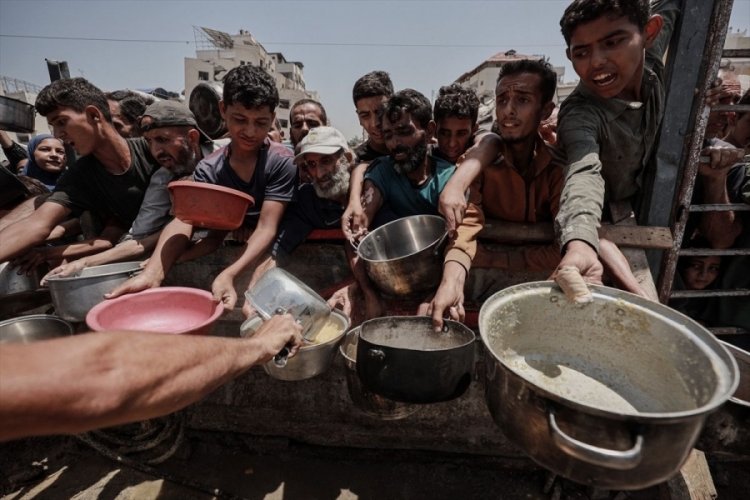 Gazze'de gıda krizi: Filistinlilere yemek dağıtıldı