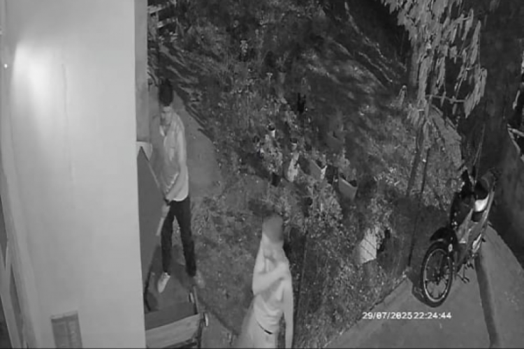 Bursa'da evin bahçesine giren iki kişi masayı alarak kayıplara karıştı! O anlar güvenlik kamerasında... 