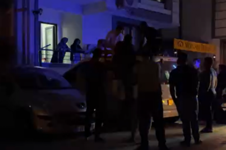 Genç kadın, misafirliğe gittiği evin balkonundan otomobilin üzerine düştü