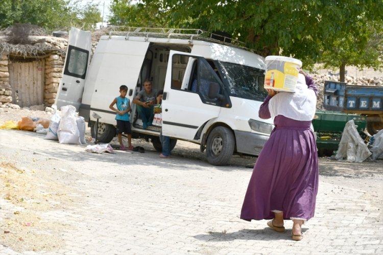 Yıllardır köy köy gezip takas yapıyor!