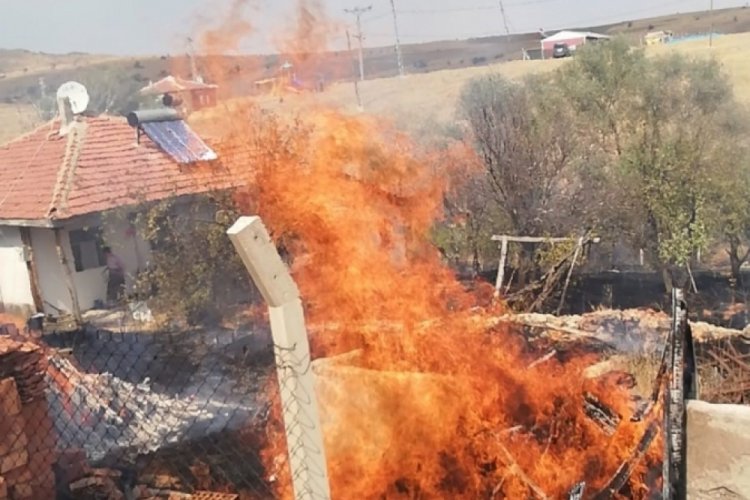 Bahçesindeki otları yakmak istedi, imdadına komşuları ve itfaiye yetişti 
