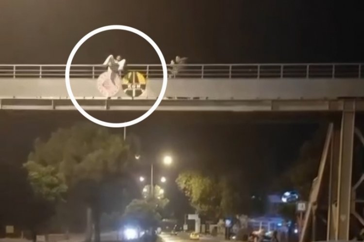 Polis, yaya köprüsündeki intiharı son anda önledi